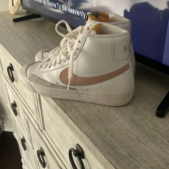 Women’s Nike 7.5 - Picture 1 of 4